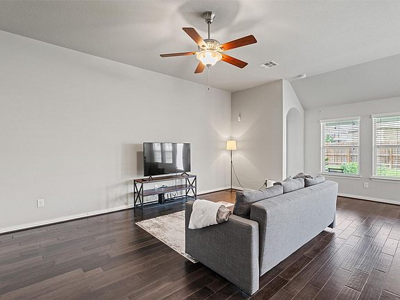 5th image of 6812 Leonardo Dr