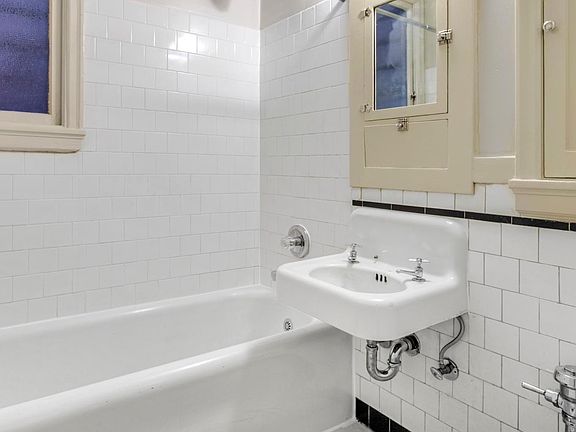 3rd image of 652 Stanyan St