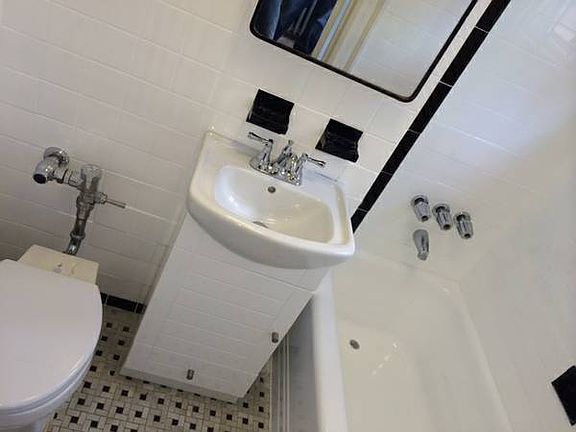 5th image of 139 Montrose Ave APT 2L