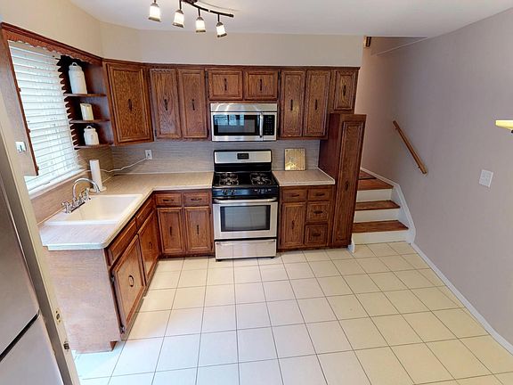 3rd image of 543 Klondike Ave