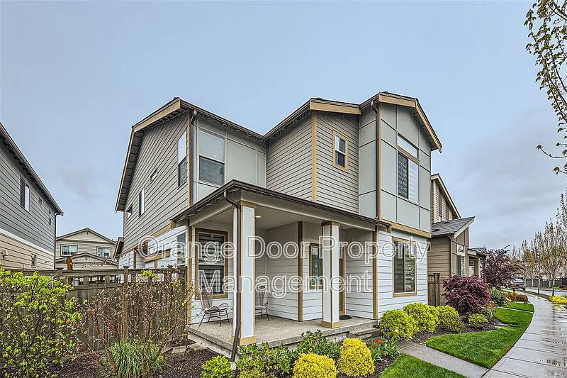 4 bed, 2.5 bath, 2500 sqft, $3,500 — Photo 2