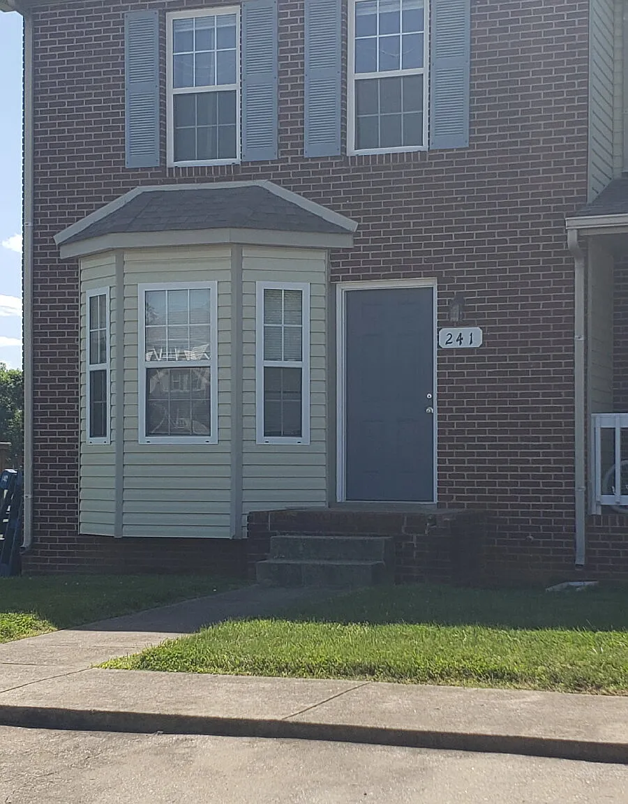 2 bed, 1.5 bath, 1100 sqft, $995 — Photo 1