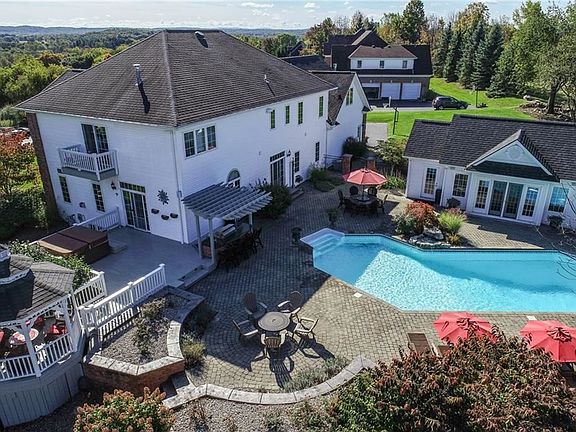 4th image of 10 Country Meadow Dr