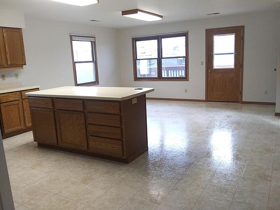 4th image of 415 Kilbourn Ave