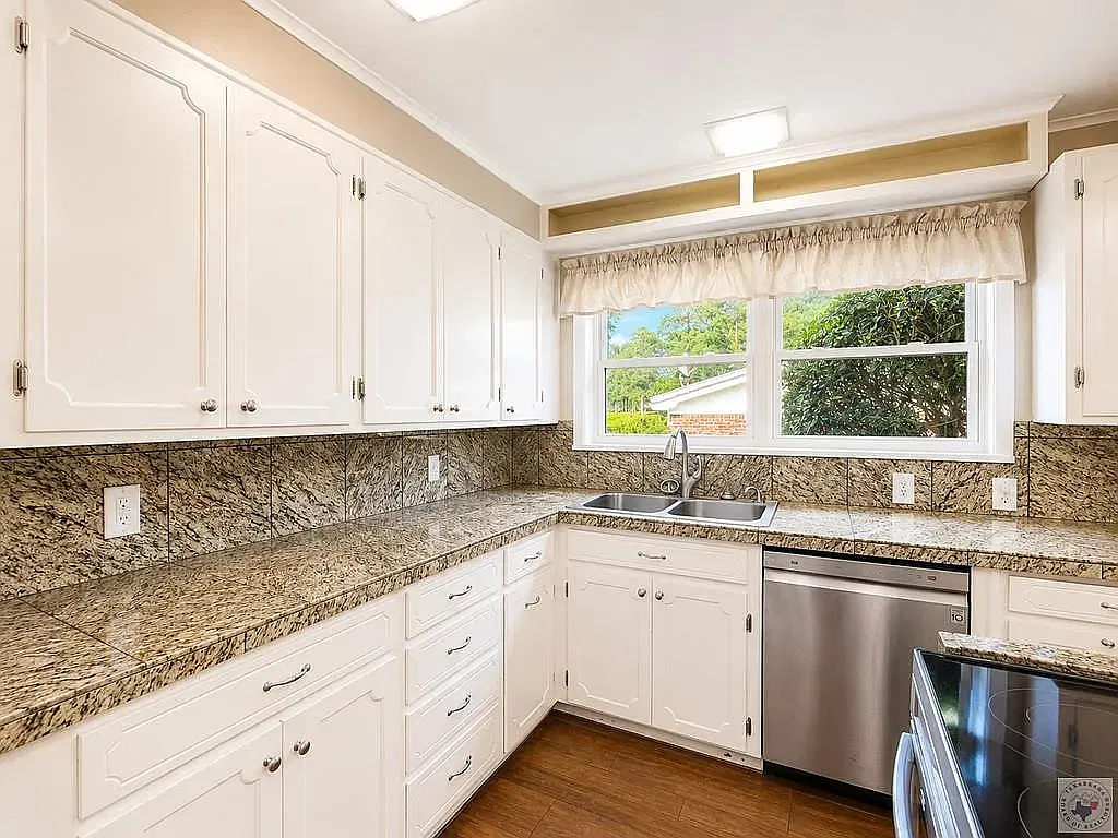 3 bed, 2424 sqft, $2,100 — Photo 4