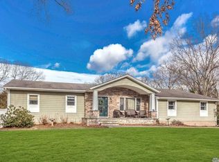 61 Mobrey Ln, Smithtown, NY 11787