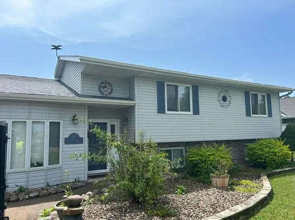 740 E Scott St, Omro, WI 54963