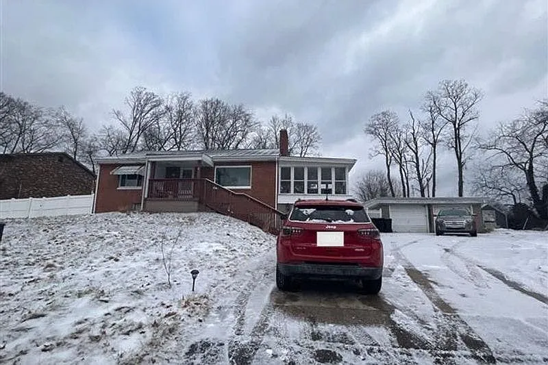 130 Bennett Blvd photo 1