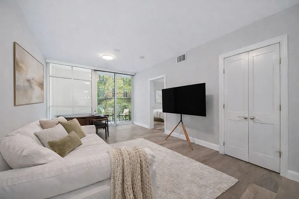 1 bed, 1.5 bath, 869 sqft, $3,700 — Photo 4