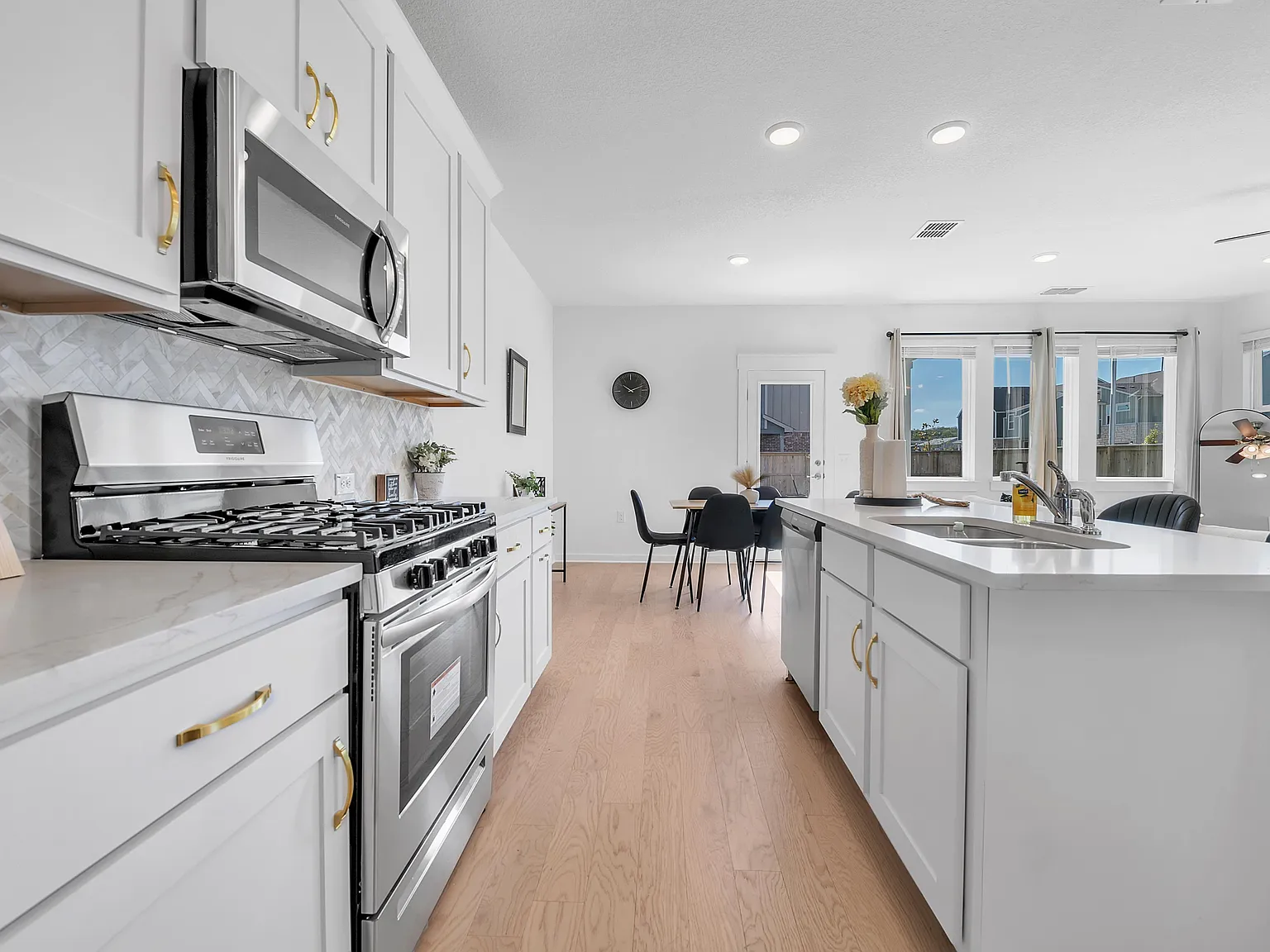 2 bed, 1.5 bath, 1765 sqft, $1,139 — Photo 4