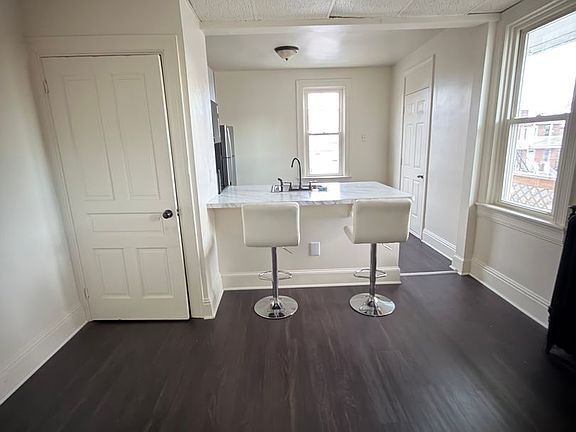 4th image of 758 W King St Unit 2