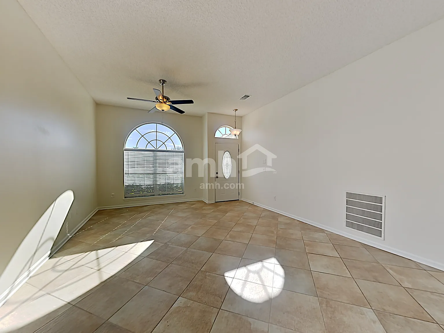 4 bed, 2.0 bath, 1834 sqft, $2,295 — Photo 3