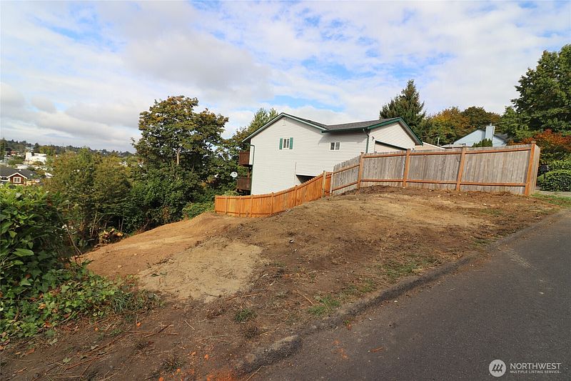 5th image of 6221 48 Avenue S