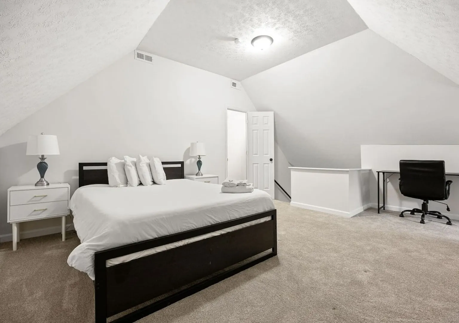 Modern & Cozy Indy Stay w/ Free Parking — Photo 4