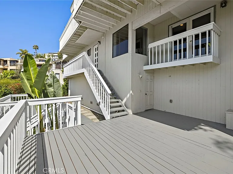 665 Temple Hills Dr — Photo 32