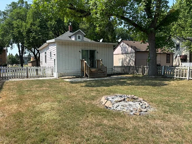 815 College St N — Photo 29