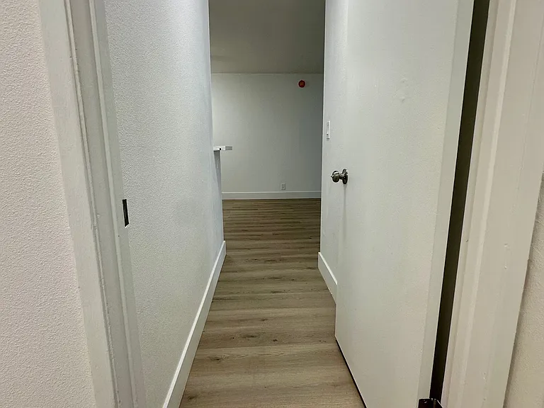 18366 Collins St #6 — Photo 8