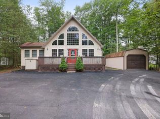 7118 Winnebago Dr, Pocono Lake, PA 18347