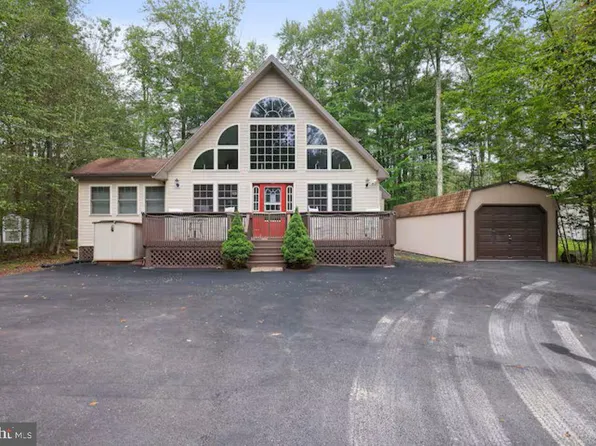 7118 Winnebago Dr, Pocono Lake, PA 18347