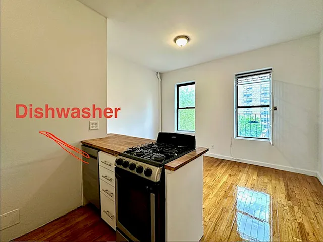 Building Photo - 631 E 11th St #17