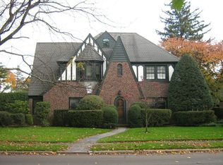 105 Plymouth Rd, Rockville Centre, NY 11570
