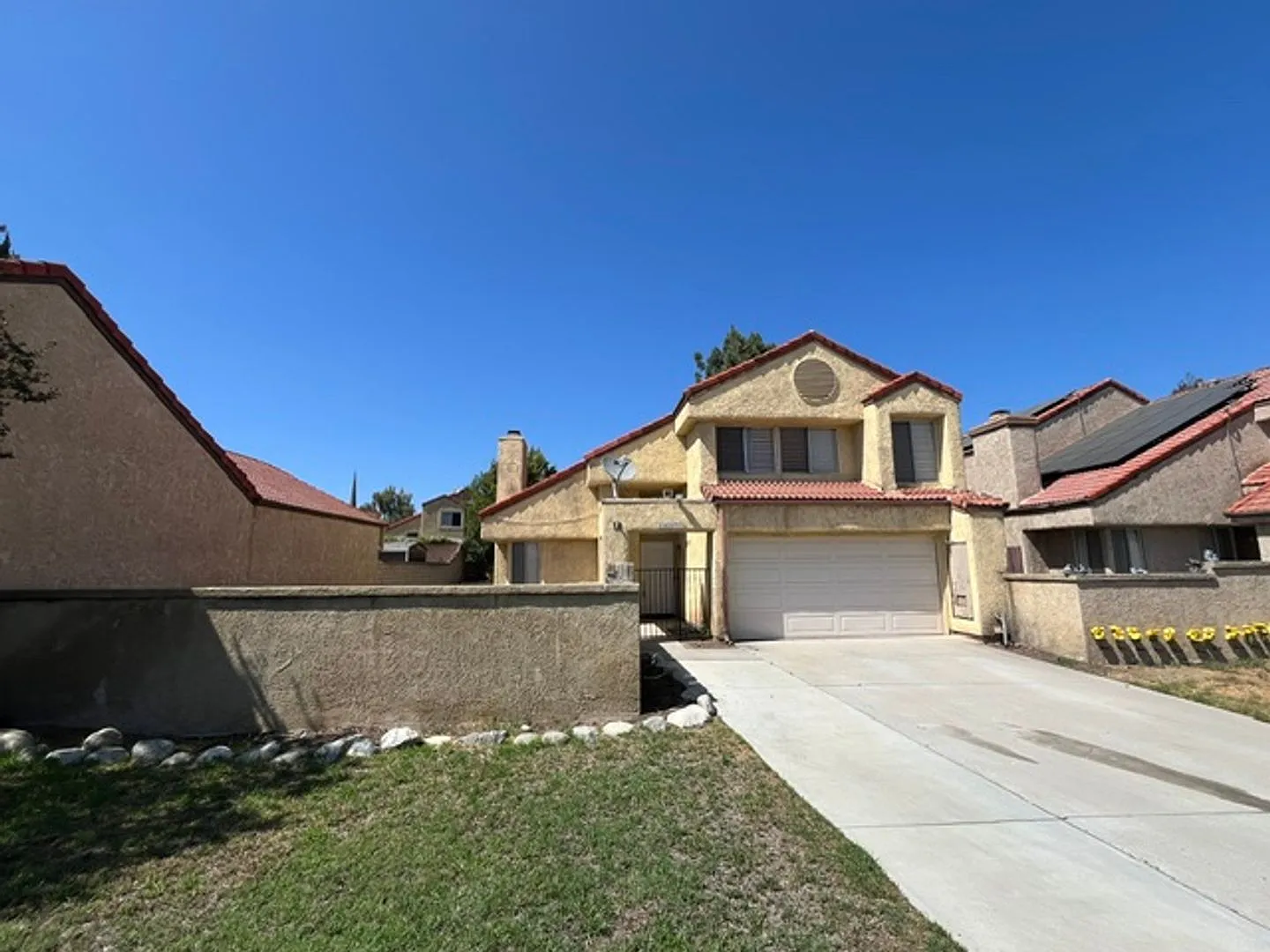 For Lease! 3 Bedroom, 2 1/2 Bathroom Moorpark Home! Ready for Move-In! — Photo 1