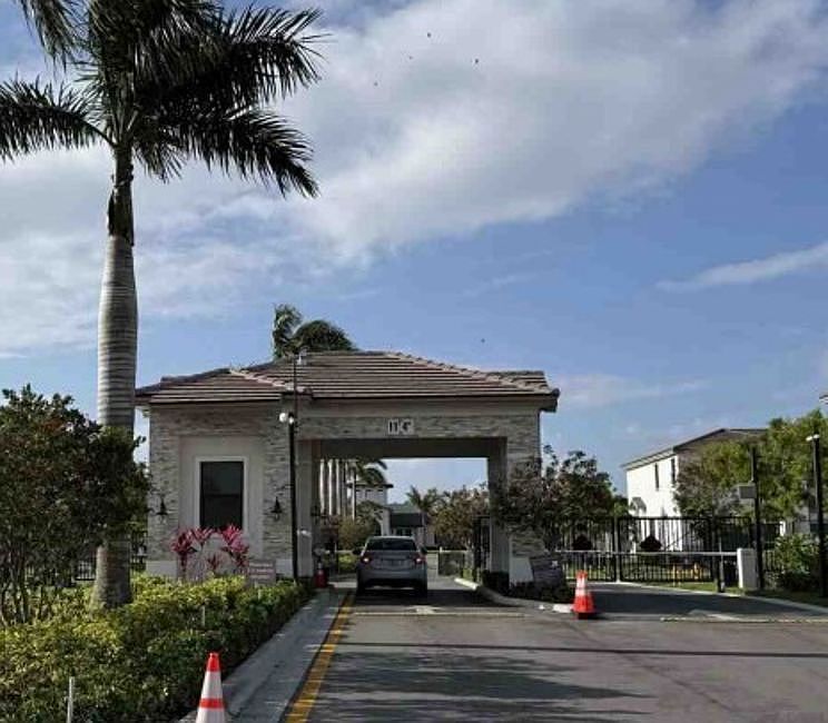 Exterior Neighborhood (street photo)