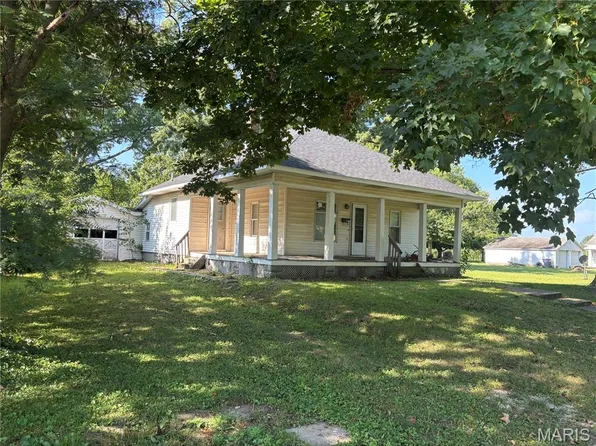 419 Monroe St, Nokomis, IL 62075