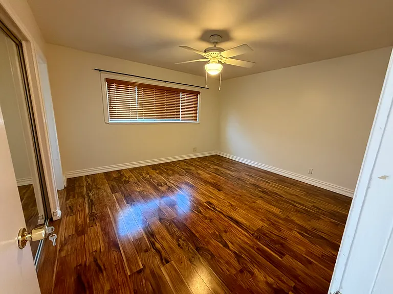 22221 Hartland St #HOUSE — Photo 12