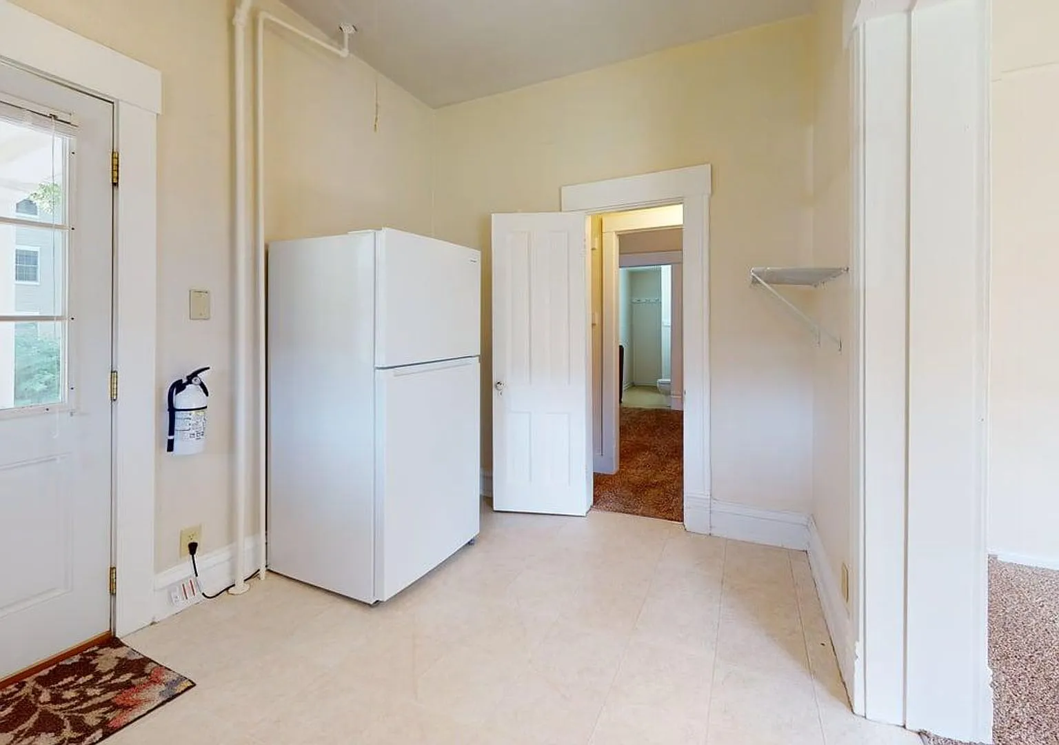 Comfortable Old Home converted into Apartments — Photo 4
