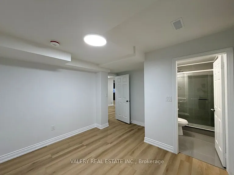 1683 Moongate Cres #LOWER — Photo 18