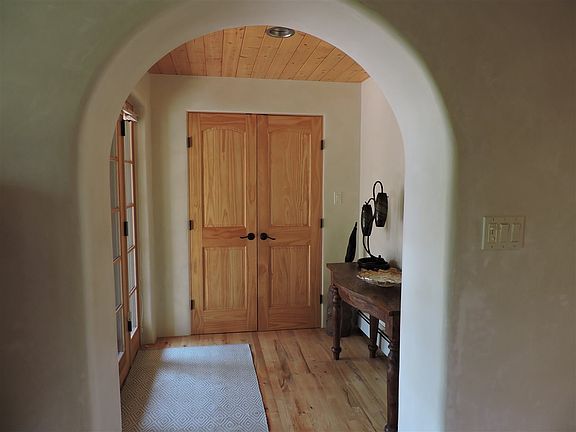 5th image of 305 Guyora Ln