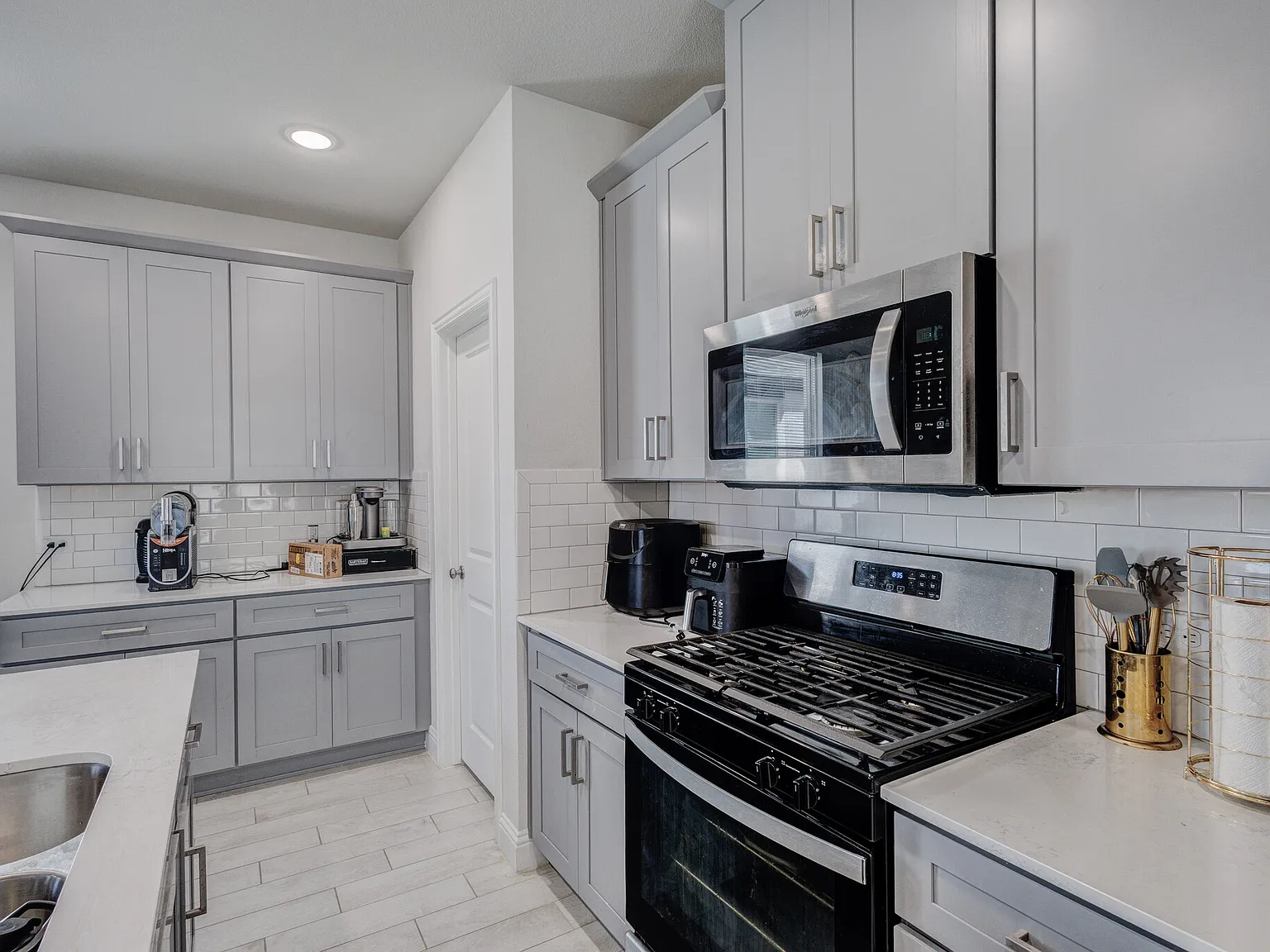 4 bed, 2.5 bath, 2457 sqft, $3,200 — Photo 3