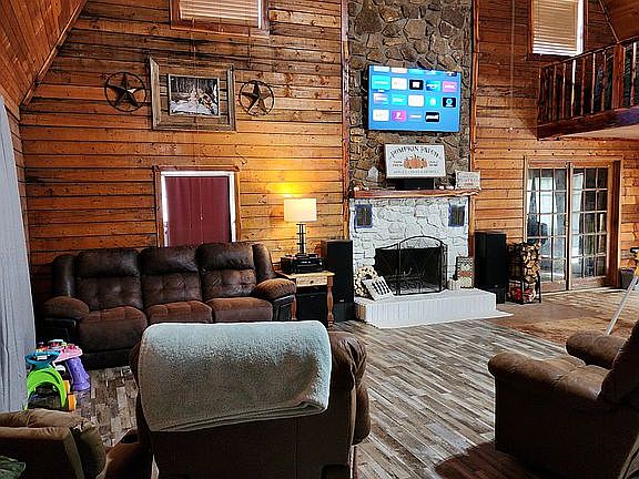2nd image of 108 Sweet Pine Ln