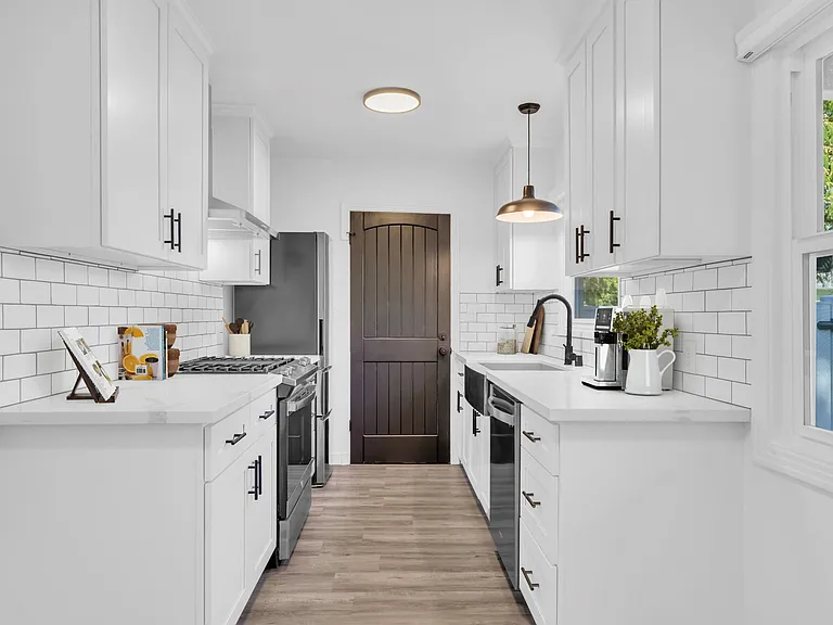 Stainless steel appliances & soft-close drawers.