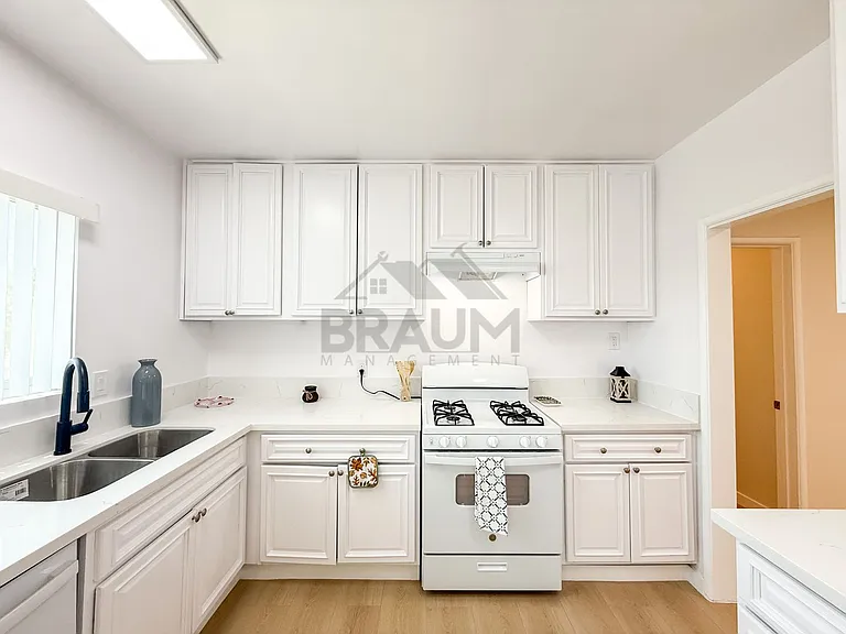 13129 OXNARD ST. — Photo 31