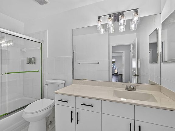 3rd image of 1403 Banyan Cir