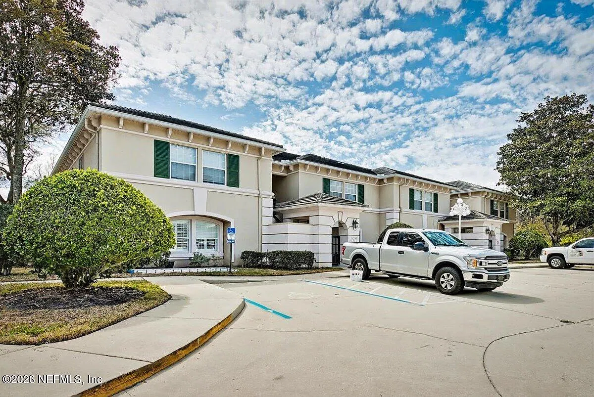 3 bed, 2.0 bath, 1731 sqft, $3,195 — Photo 2