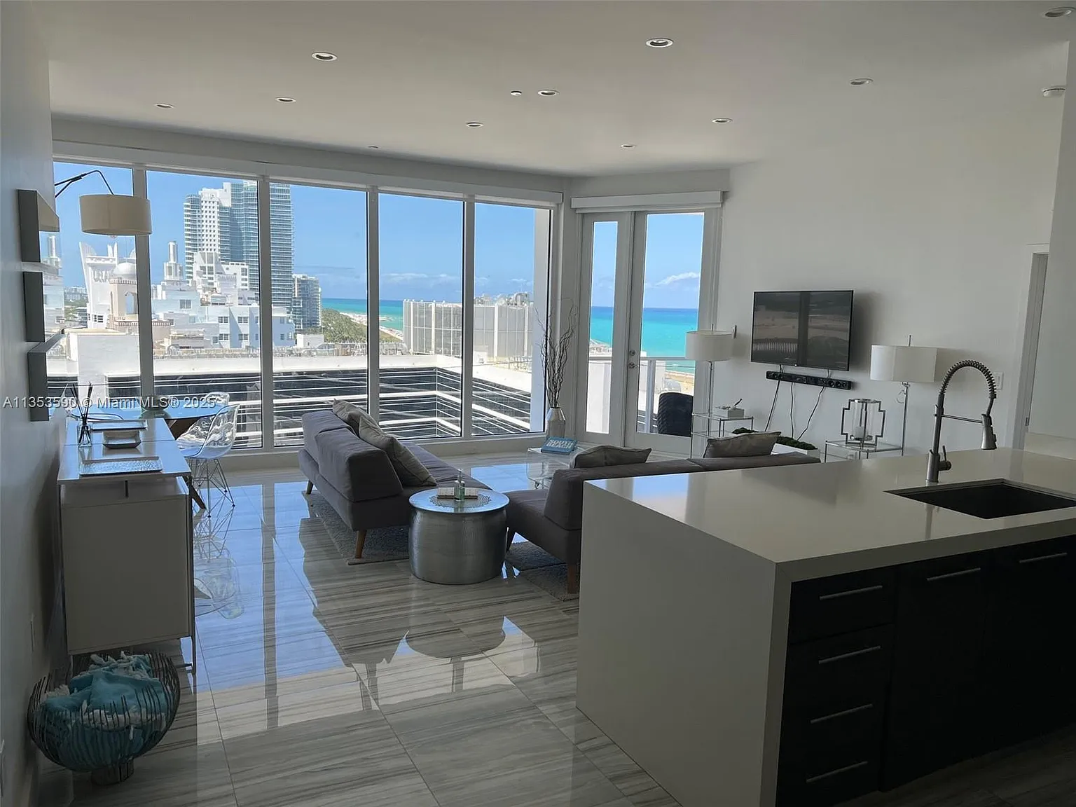 The Decoplage Condo — Photo 1