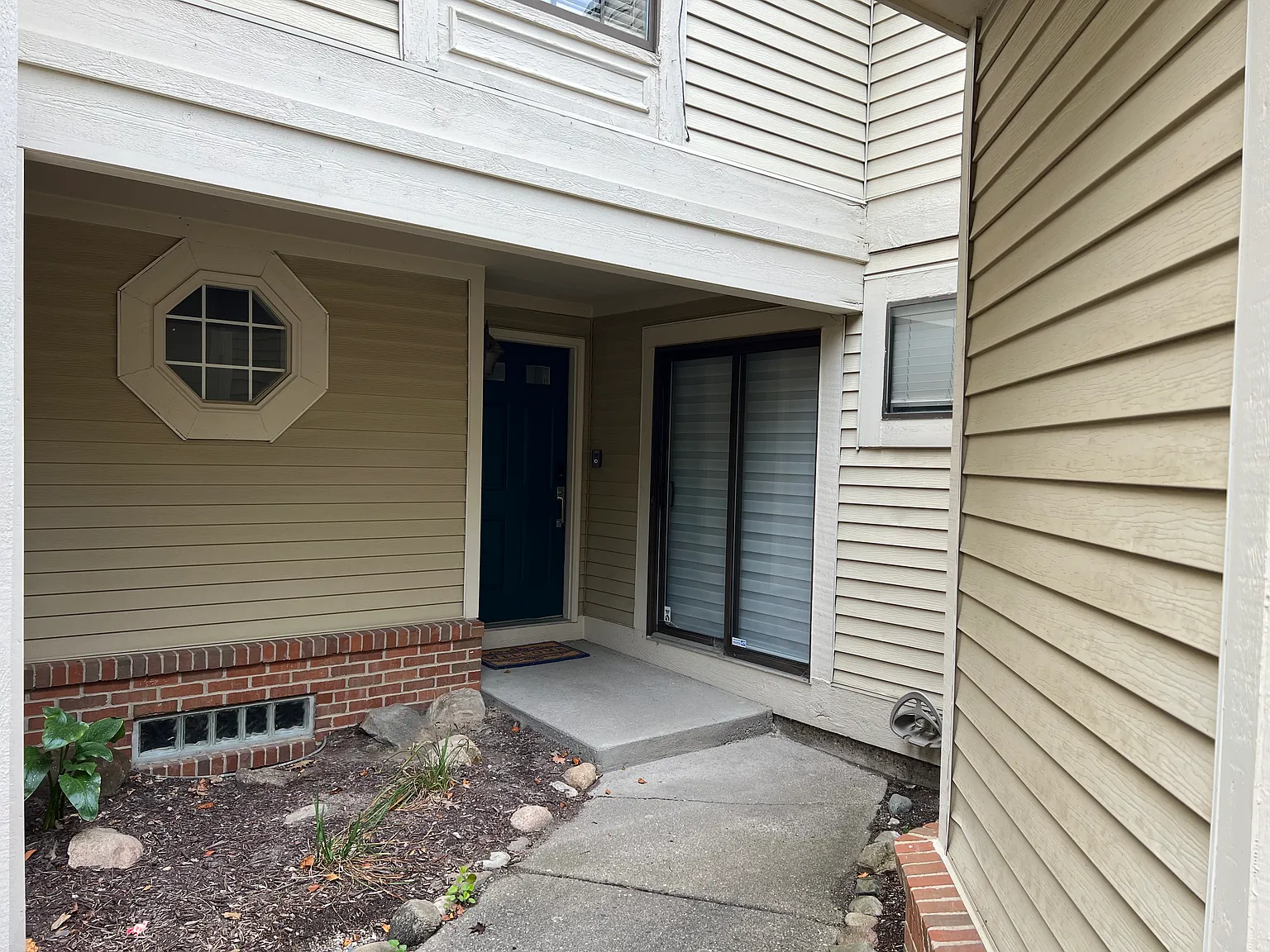 3 bed, 2.5 bath, 1555 sqft, $2,400 — Photo 2
