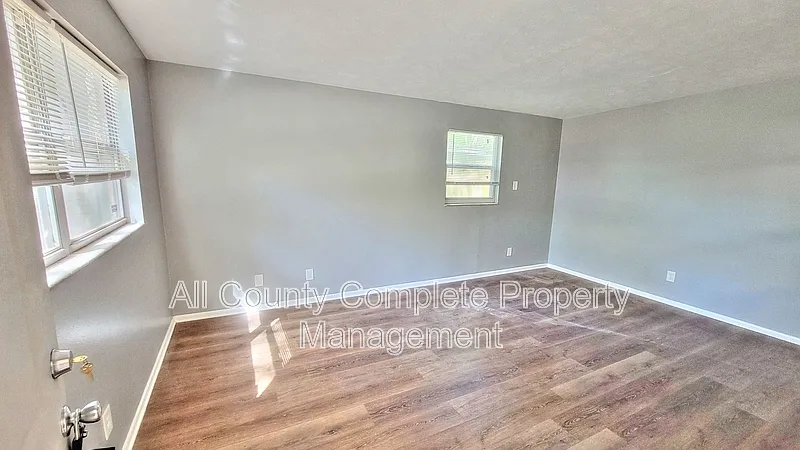 3 bed, 1.0 bath, 924 sqft, $1,195 — Photo 2