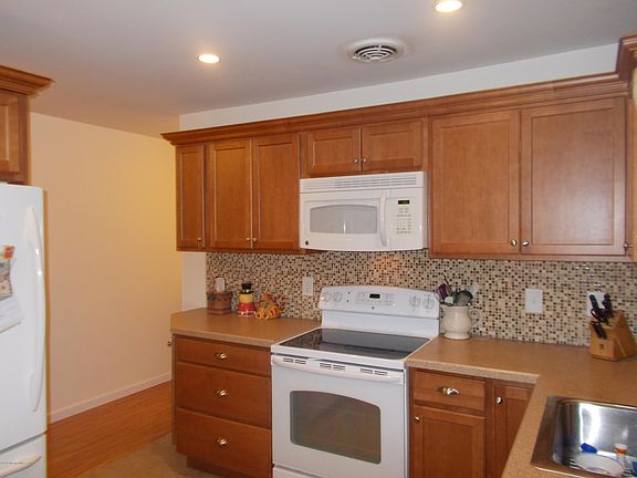 2nd image of 147 Hudson Parkway #B