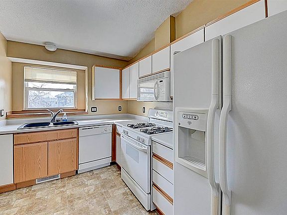 3rd image of 640 Emily St