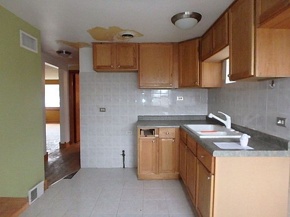 5th image of 5202 S Newland Ave