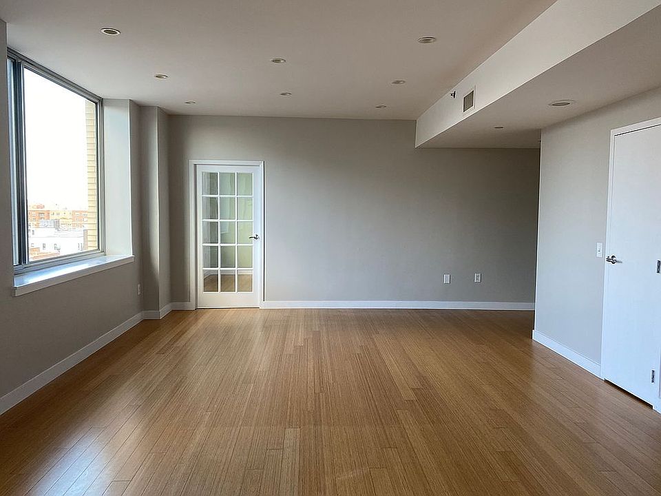 2nd image of 40 W 116th St APT A1008