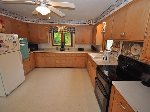 5th image of W148N12751 Pleasant View Dr
