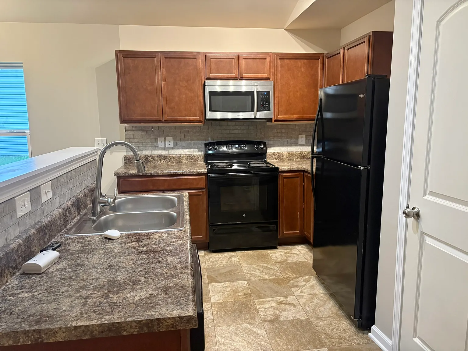 3 bed, 1300 sqft, $1,850 — Photo 2