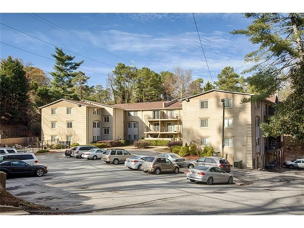 Photo 1 of 18 - 5095 Roswell Rd #3 - Atlanta, GA Primary Photo - 5095 Roswell Rd #3