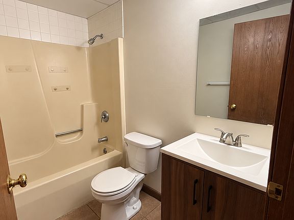 4th image of 608 Johns Dr #B