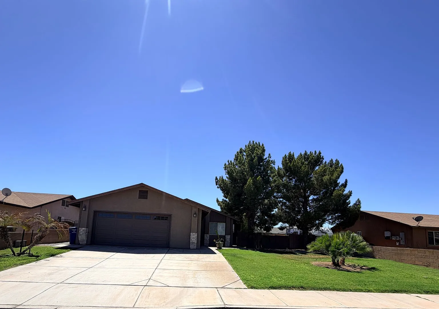 Charming 3-Bedroom Home with Wood Flooring and Large Yard in Yuma — Photo 1